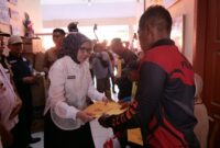 Bupati Lumajang saat menyerahkan Dana Tunggu Hunian (DTH) di SMP Negeri 2 Pronojiwo