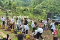 Gubernur Jatim bersama Bupati Lumajang saat tanam pohon di Bumi Perkemahan