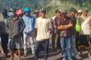 puluhan warga saat demo menolak tambang