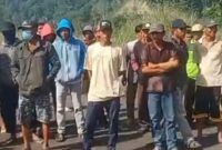 puluhan warga saat demo menolak tambang