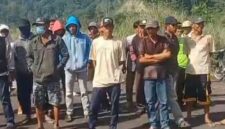 puluhan warga saat demo menolak tambang