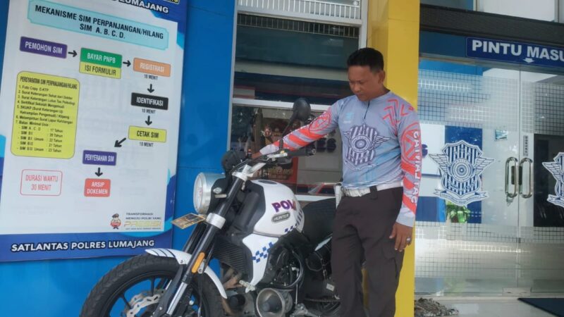 Baur SIM Satpas Sat Laatas Polres Lumajang Aiptu Harry