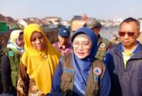 PJ Bupati saat memantau penganan sungai Kaliasem Dam Gambiran
