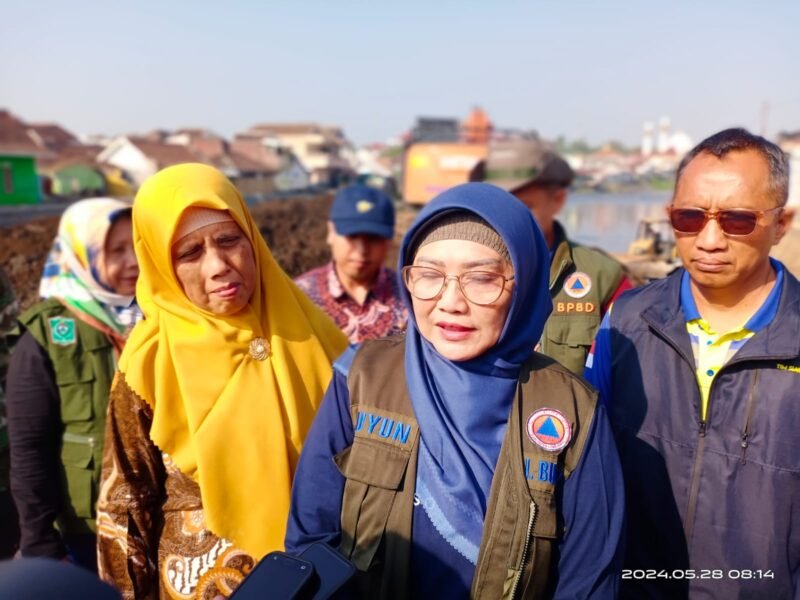 PJ Bupati saat memantau penganan sungai Kaliasem Dam Gambiran
