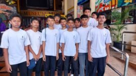 Koordinator Filed Trip SMP Negeri Lumajang saat foto bersama