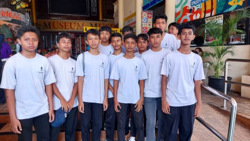 Koordinator Filed Trip SMP Negeri Lumajang saat foto bersama