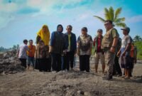 PJ Bupati Lumajang saat meninjau jembatan Kloposawit