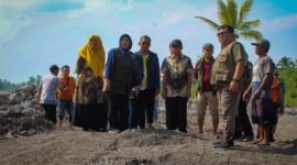 PJ Bupati Lumajang saat meninjau jembatan Kloposawit