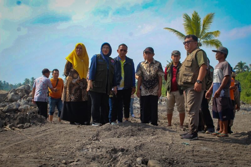 PJ Bupati Lumajang saat meninjau jembatan Kloposawit