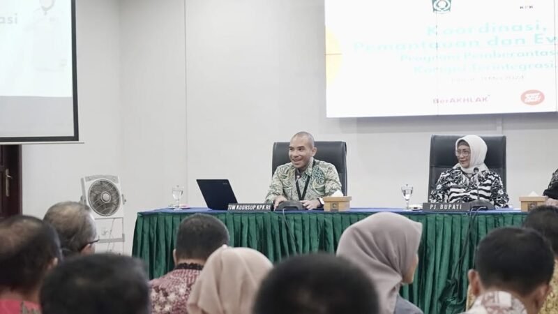 KPK bersama PJ Bupati saat rapat bersama jajaran OPD