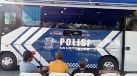 sejumlah warga saat antri dilayanan Bus SIM Keliling