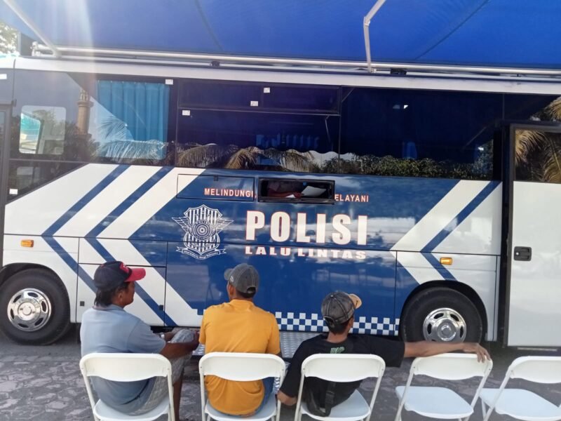 sejumlah warga saat antri dilayanan Bus SIM Keliling