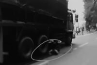 Kondisi seorang perempuan dibawah kolom dumptruck