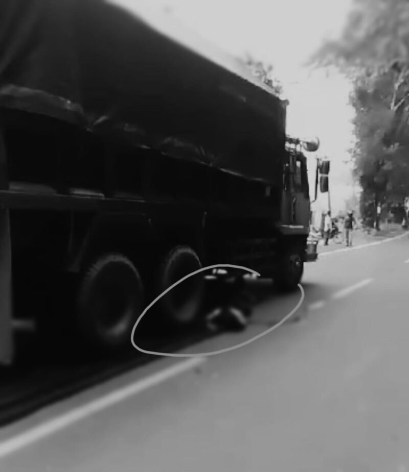 Kondisi seorang perempuan dibawah kolom dumptruck