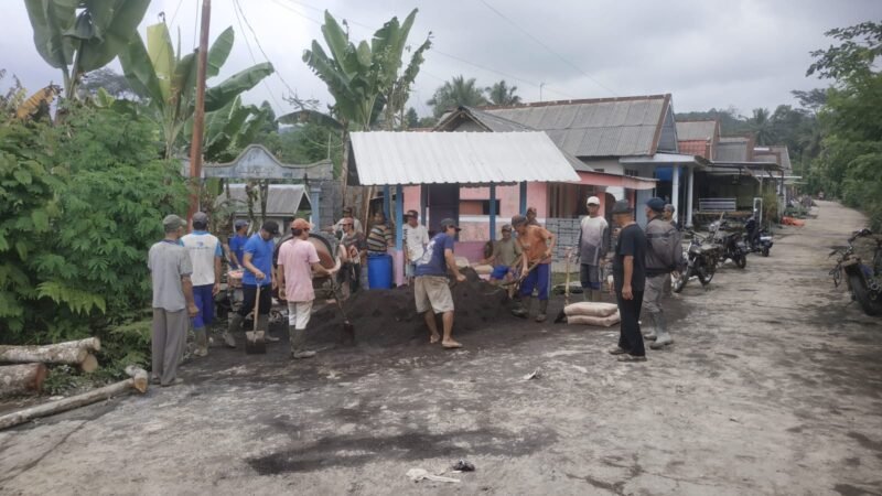 Warga Desa Burno saat bergotong royong membangun jalan 