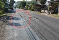 Kondisi Jalan yang ambles dalam lingkaran merah 
