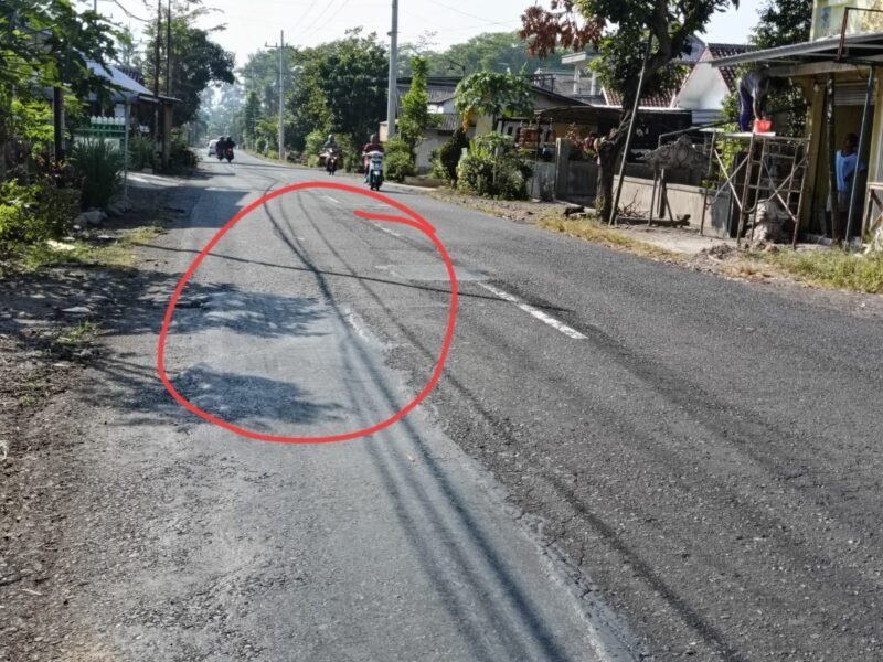 Kondisi Jalan yang ambles dalam lingkaran merah 
