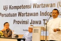 ketua PWI Jatim Lutfil Hakim saat memberikan sambutan