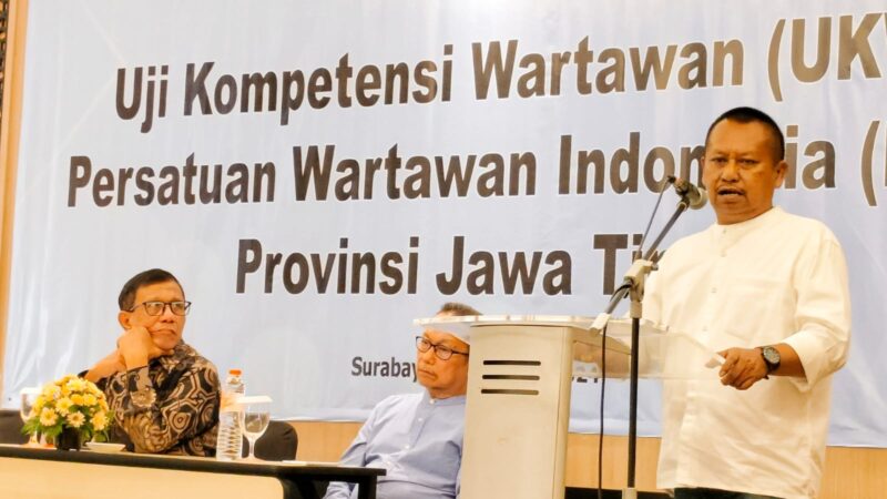 ketua PWI Jatim Lutfil Hakim saat memberikan sambutan
