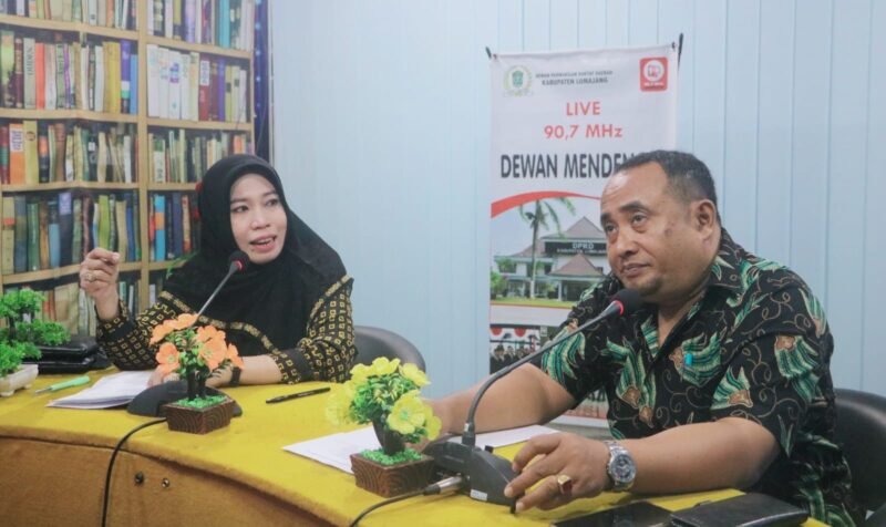 foto Anggota Komisi A DPRD Lumajang bersama Ketua PWI diacara Dewan Mendengar 