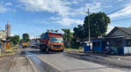 Komdisi jalan Kencong yang rusak