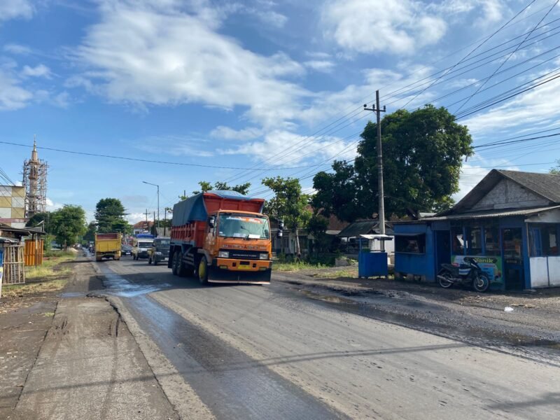 Komdisi jalan Kencong yang rusak