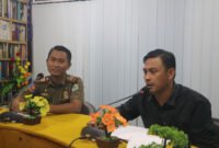 anggota Komisi A DPRD dan Sat Pol PP saat ditemui  satudetik.id