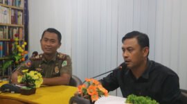 anggota Komisi A DPRD dan Sat Pol PP saat ditemui  satudetik.id