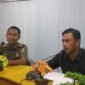 anggota Komisi A DPRD dan Sat Pol PP saat ditemui  satudetik.id