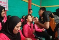 Wakapolres saat merias pasangannya (Istri)