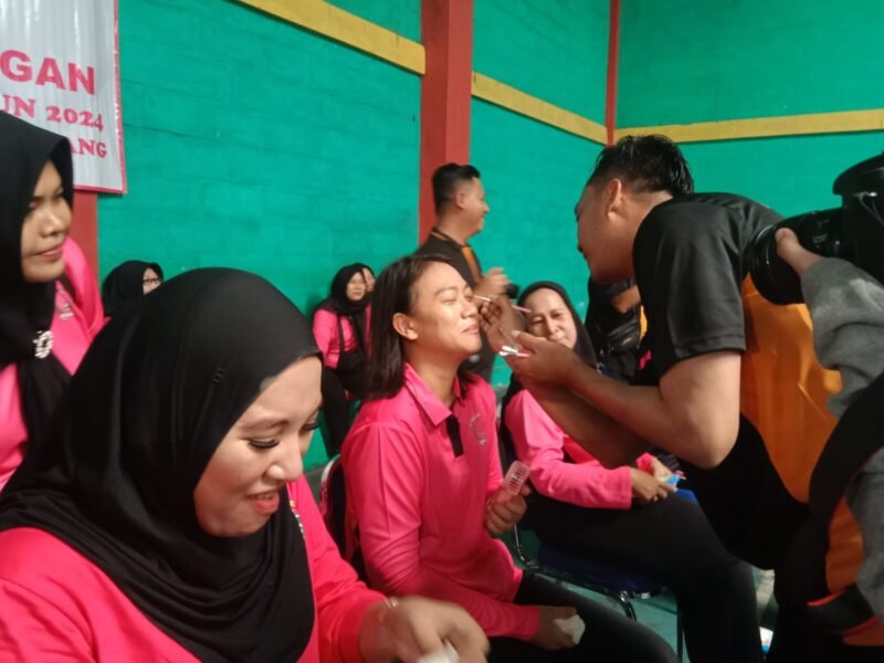 Wakapolres saat merias pasangannya (Istri)