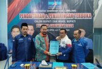 Rocky Soenoko saat  menyerahkan berkas pendaftaran Bacabup ke partai Demokrat