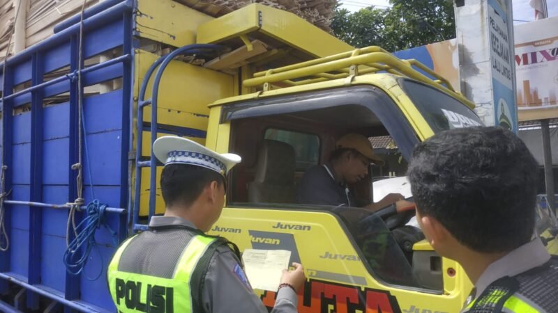 Petugas Sat Lantas saat menindak truck ODOL