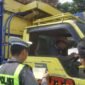 Petugas Sat Lantas saat menindak truck ODOL