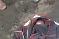 Kondisi jasad bayi dalam kain sarung saat ditemukan warga