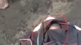Kondisi jasad bayi dalam kain sarung saat ditemukan warga
