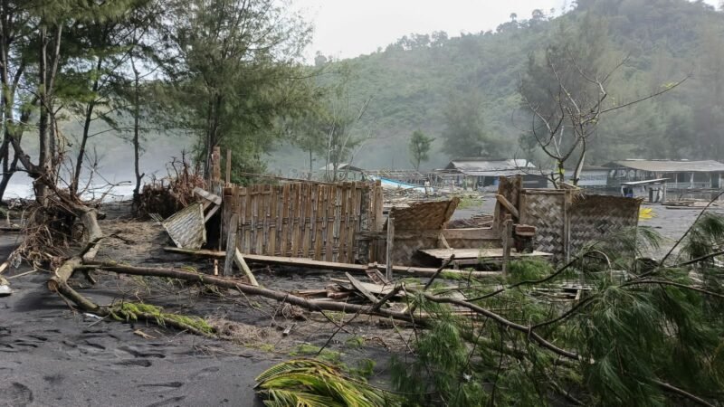 Kondisi sejumlah warung di Pantai Dampar