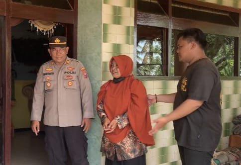 Kapolsek Kedungjajang saat mendatangi rumah korban