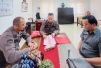 salah satu terdakwa saat mengembalikan kerugian negara