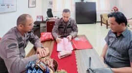 salah satu terdakwa saat mengembalikan kerugian negara