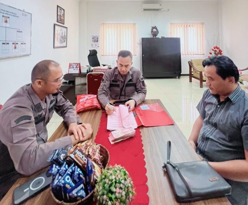 salah satu terdakwa saat mengembalikan kerugian negara