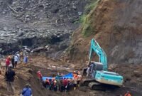 petugas gabungan saat mengevakuasi jenazah korban