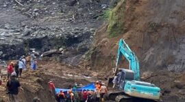 petugas gabungan saat mengevakuasi jenazah korban