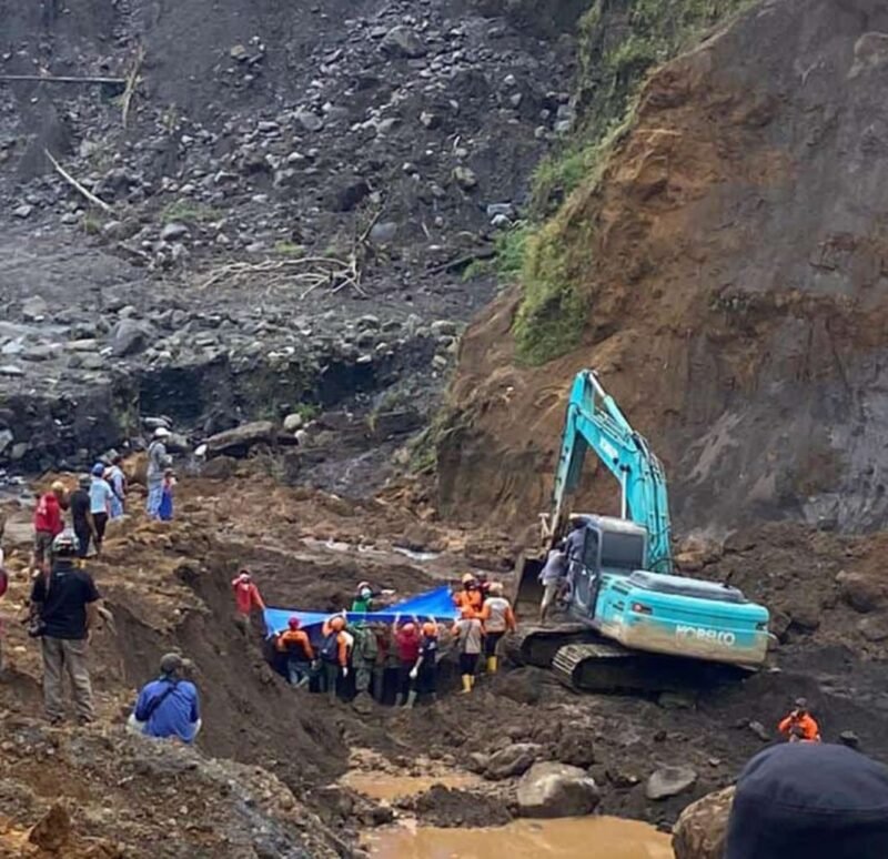petugas gabungan saat mengevakuasi jenazah korban