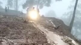 pemotor saat melewati material longsor