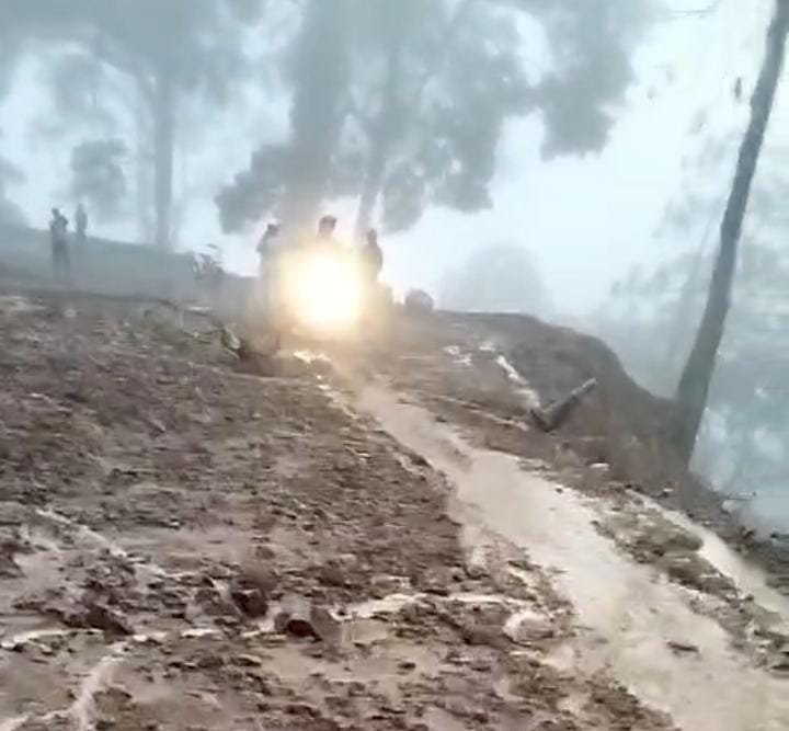 pemotor saat melewati material longsor