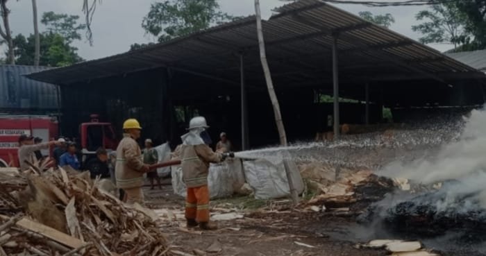pabrik kayu terbakar