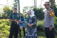 Pj. Bupati bersama Kapolres Lumajang dan Kasdim saat dilokasi penanaman 