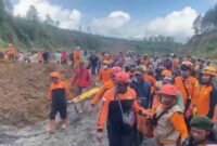 Tim SAR gabungan saat melakukan pencarian terhadap jasad korban