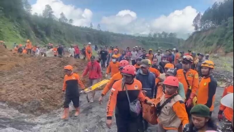 Tim SAR gabungan saat melakukan pencarian terhadap jasad korban